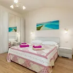 Delightful With Pool For 6 Persons * Krmed
