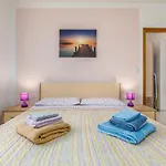 Вилла Delightful With Pool For 6 Persons *