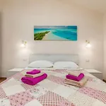 Delightful With Pool For 6 Persons Вилла *
