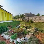 Вилла Delightful With Pool For 6 Persons *