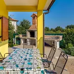 Delightful With Pool For 6 Persons *