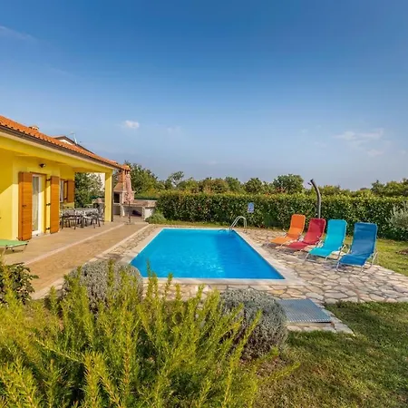 Delightful With Pool For 6 Persons