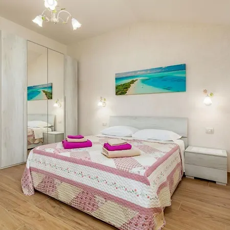 Delightful With Pool For 6 Persons * Krmed
