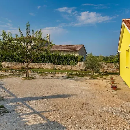 Villa Delightful With Pool For 6 Persons