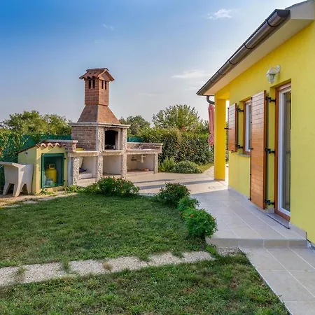 Delightful With Pool For 6 Persons *