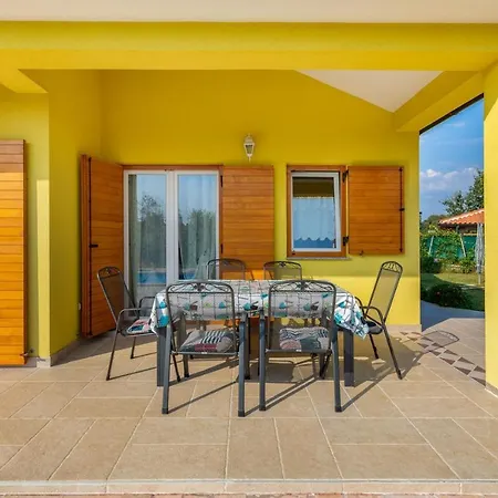 Вилла Delightful With Pool For 6 Persons *