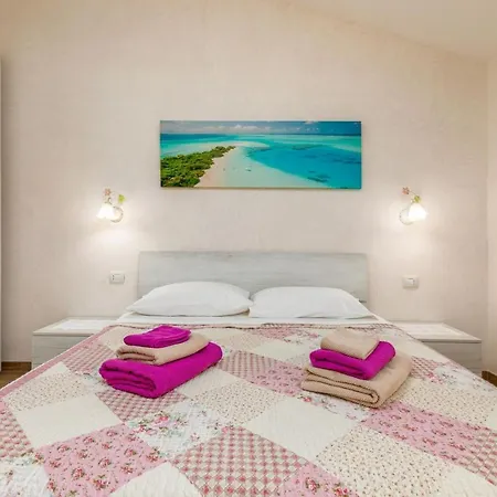 Delightful With Pool For 6 Persons Villa *