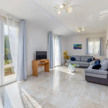 Delightful With Pool For 6 Persons * Krmed