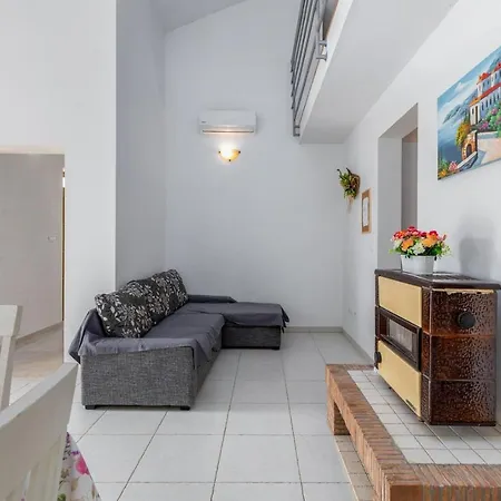 Delightful With Pool For 6 Persons