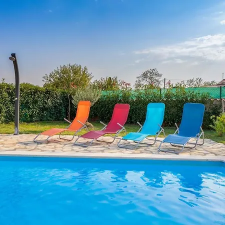 Delightful With Pool For 6 Persons * Krmed