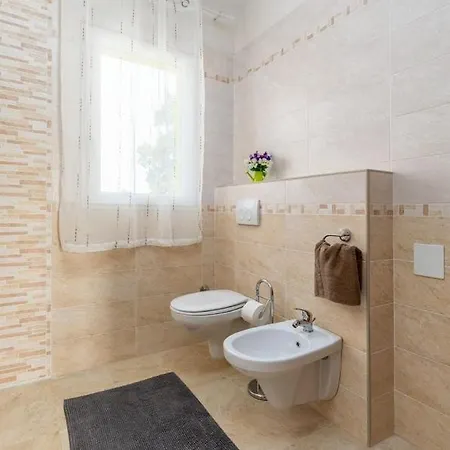 Villa Delightful With Pool For 6 Persons *