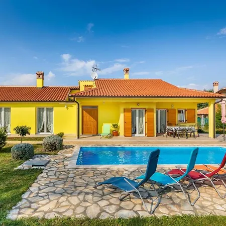 Delightful With Pool For 6 Persons Villa *