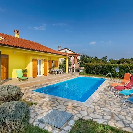 Villa Delightful With Pool For 6 Persons