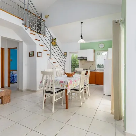 Delightful With Pool For 6 Persons Villa