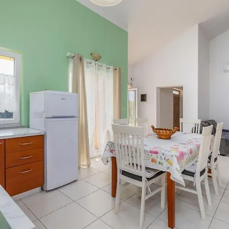 Villa Delightful With Pool For 6 Persons