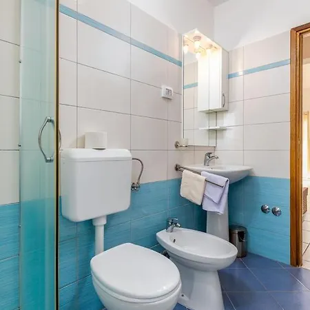 Villa Delightful With Pool For 6 Persons