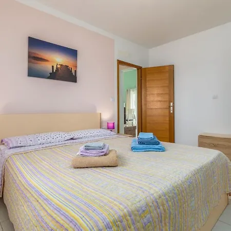 Villa Delightful With Pool For 6 Persons