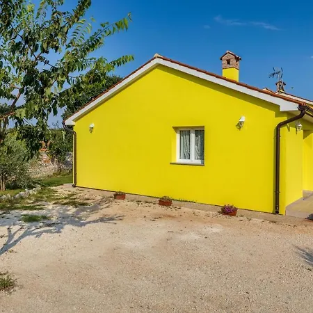 Вилла Delightful With Pool For 6 Persons *