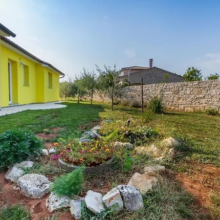 Villa Delightful With Pool For 6 Persons *