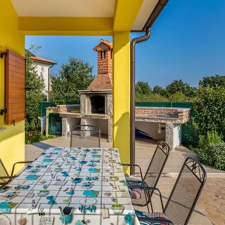 Delightful With Pool For 6 Persons *