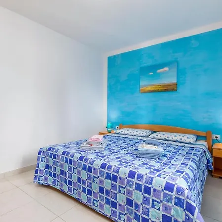 Villa Delightful With Pool For 6 Persons