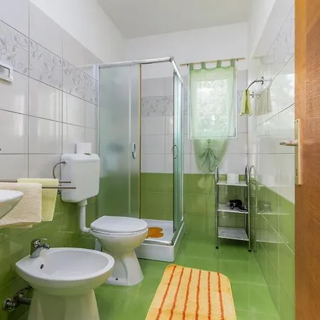 Delightful With Pool For 6 Persons *