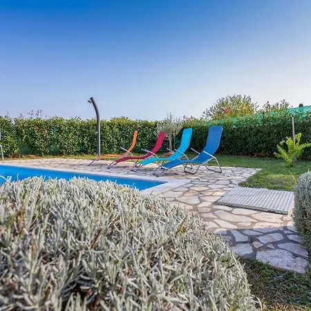 Villa Delightful With Pool For 6 Persons