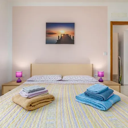 Villa Delightful With Pool For 6 Persons *