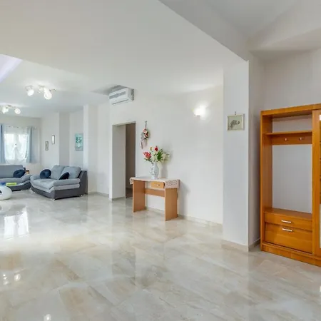 Delightful With Pool For 6 Persons Villa *