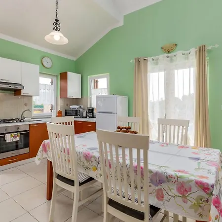 Villa Delightful With Pool For 6 Persons