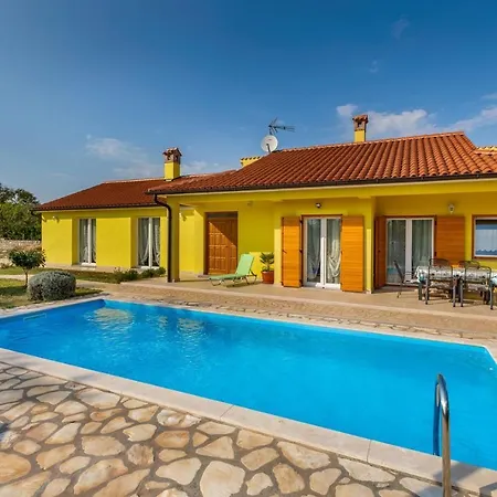 Delightful With Pool For 6 Persons Villa