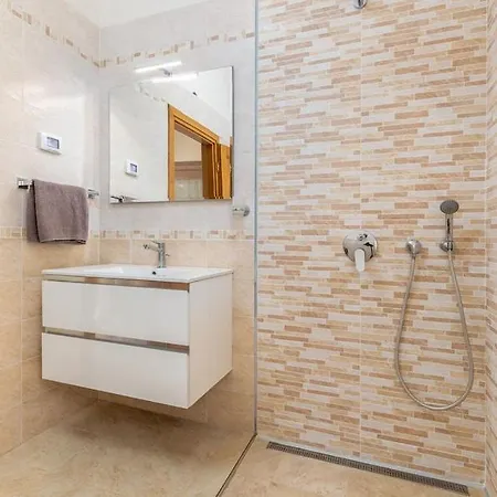 Delightful With Pool For 6 Persons * Krmed