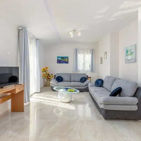 Delightful With Pool For 6 Persons *