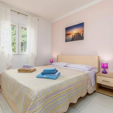 Villa Delightful With Pool For 6 Persons *