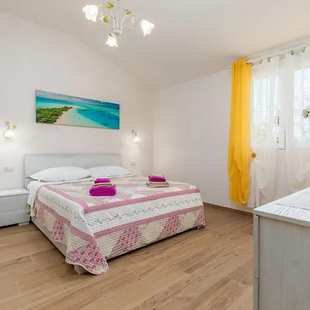 Delightful With Pool For 6 Persons