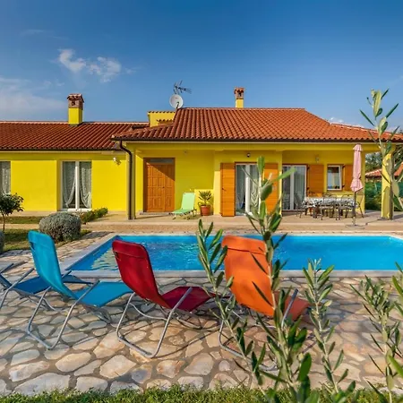 Delightful With Pool For 6 Persons *